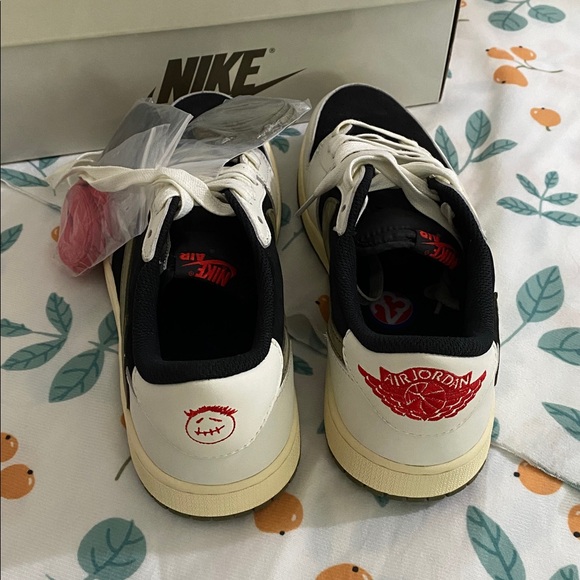 Jordan 1 Retro OG x Travis Scott Low Sneakers - Picture 7 of 9